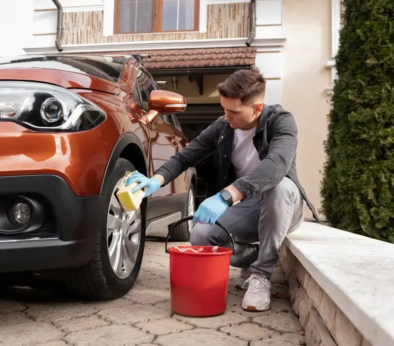 Lavage auto à domicile Rivedoux-Plage : professionnel intervenant sur un véhicule